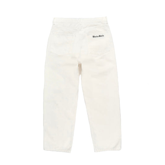 右後ろポケットにロゴ刺繡を施し、太めのシルエットのデニムパンツ 23FW-WMP-PT04-WHITE-BACK