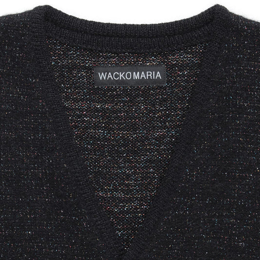 WACKO MARIA(ワコマリア)2024年秋冬コレクション「天国東京」から、ブラックベースにレインボーカラーのラメを織り込んだカーディガンGLITTER MOHAIR KNIT CARDIGAN TYPE-1 24FW-WMK-KN16を入荷致しました。
大人の魅力溢れるセクシーなアイテムに仕上がっています。
首元アップ。