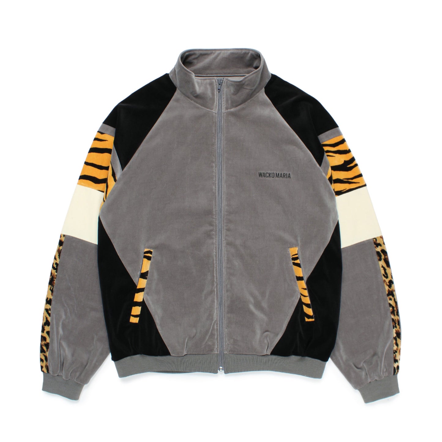 WACKO MARIA(ワコマリア)2025年秋冬コレクション「天国東京」から、VELVETEEN TRACK JACKET 25FW-WMO-TJ03のグレーを入荷致しました。
グレーのベロア生地をベースに、ブラック、ホワイトの切り替えしと、随所にレオパード柄やタイガー柄の生地を用いる事により、色気溢れるアイテムに仕上がっています。
左胸のロゴは刺繍。