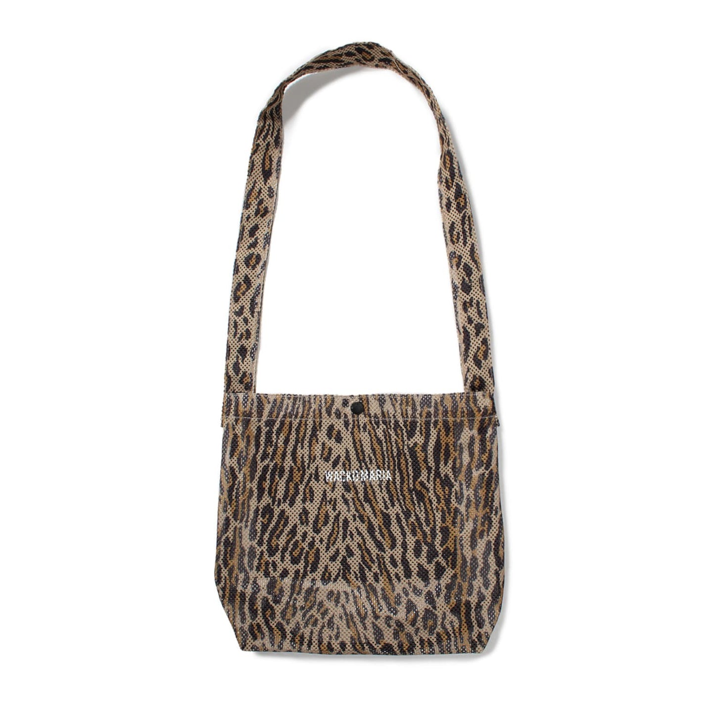 WACKO MARIA(ワコマリア)2025年春夏コレクション「天国東京」から、新進気鋭のブランド「SPEAK EASY」とのコラボレーションショルダーバッグ SPEAK EASY / LEOPARD MESH SHOULDER BAG 25SS-WMA-BG04 ベージュ。ワコマリアオリジナルのレオパード柄のメッシュ素材。中央に「WACKO MARIA」のロゴ配置。