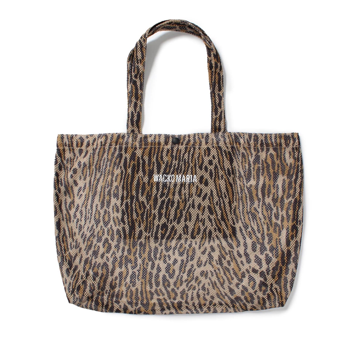 WACKO MARIA(ワコマリア)2025年春夏コレクション「天国東京」から、新進気鋭のブランド「SPEAK EASY」とのコラボレーショントートバッグ SPEAK EASY / LEOPARD MESH TOTE BAG 25SS-WMA-BG04 ベージュ。ワコマリアオリジナルのレオパード柄のメッシュ素材。
中央に「WACKO MARIA」のロゴ配置。