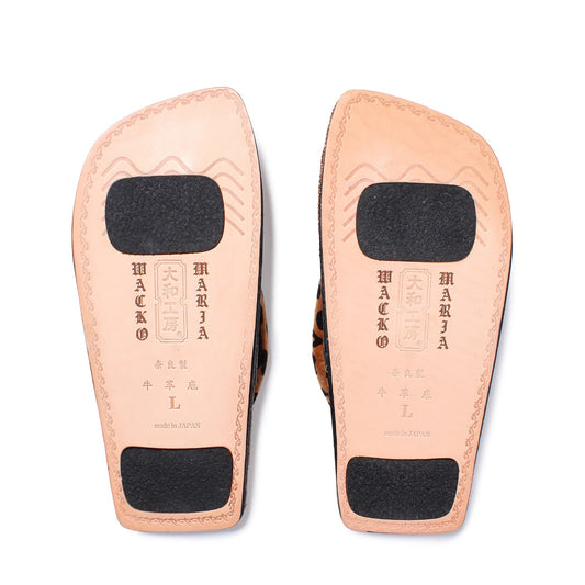 WACKO MARIA(ワコマリア)2025年春夏コレクション「天国東京」から、100年以上の歴史を持つ雪駄の老舗 大和工房とのオフィシャルコラボレーション雪駄、大和工房 / 雪駄 25SS-WMA-GG09底面。大和工房とWACKO MARIAのロゴを型押し