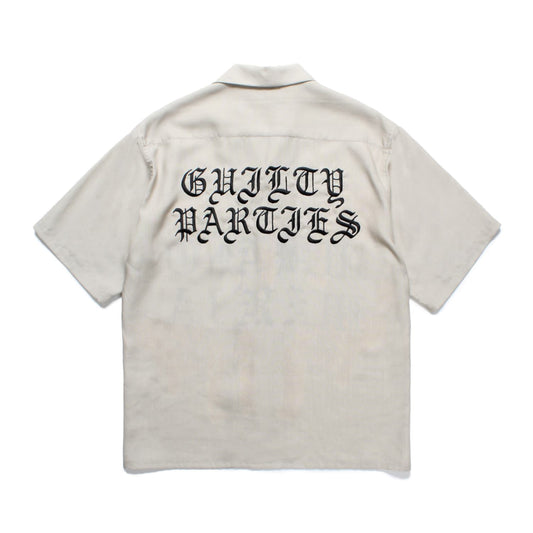 WACKO MARIA(ワコマリア)2025年春夏コレクション「天国東京」から、TIM LEHI(ティムリーハイ)オフィシャルコラボレーションハワイアンシャツ、TIM LEHI / HAWAIIAN SHIRT 25SS-WMS-HI07 ベージュを入荷。
背中には「GUILTY PARTIES」のロゴ刺繍。