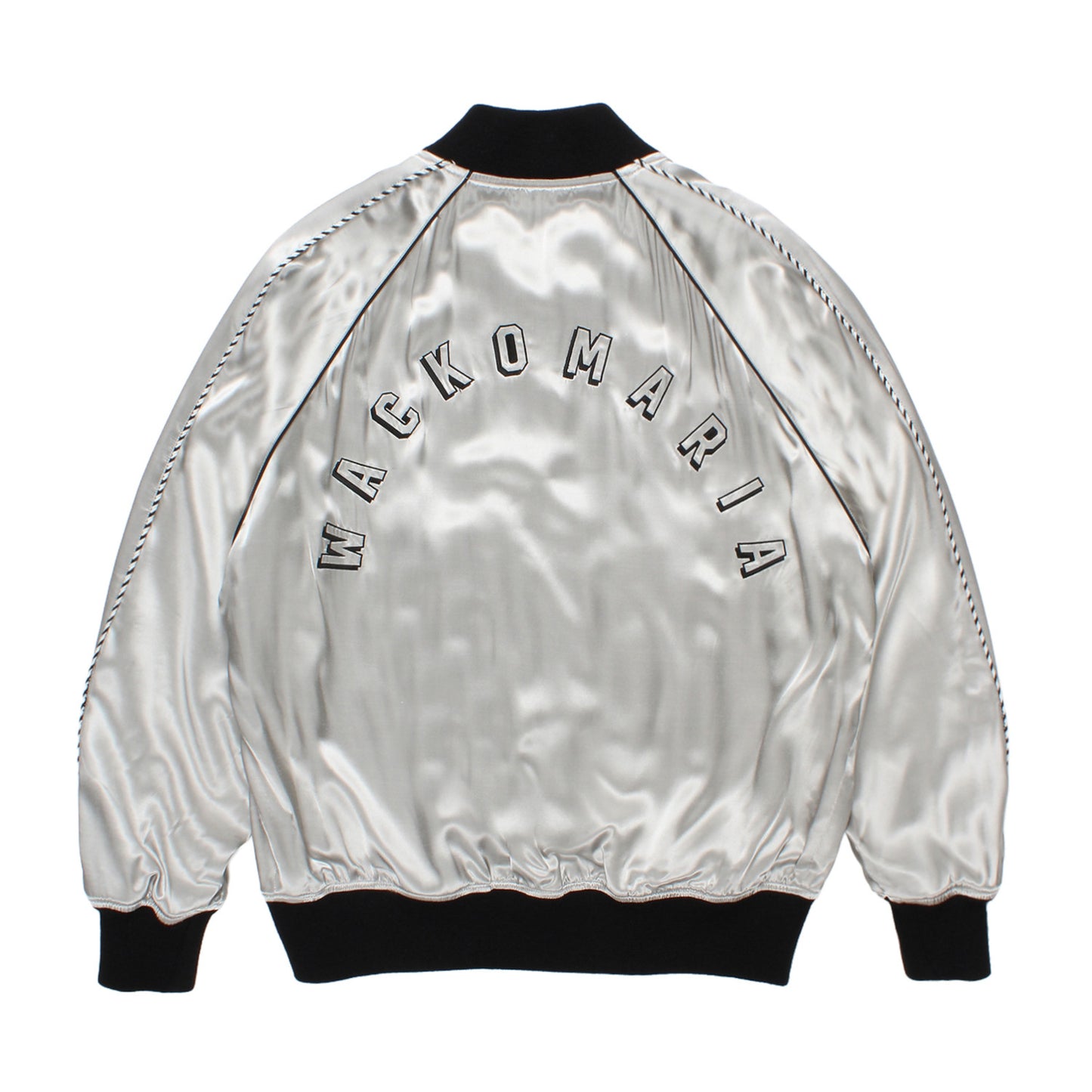 WACKO MARIA(ワコマリア)2026年春夏コレクション「天国東京」から、SOUVENIR JACKET 26SS-WMO-BL11のシルバーを入荷致しました。
背中に「WACKO MARIA」のロゴをアーチ形で刺繍。
襟から袖にかけパイピング。