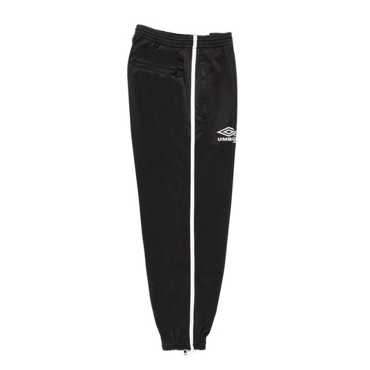 WACKO MARIA(ワコマリア)2026年春夏コレクション「天国東京」から、フットボールブランド「UMBLO(アンブロ)」とのオフィシャルコラボレーショントラックパンツUMBRO / JERSEY TRACK PANTS (TYPE-1) 26SS-WMO-UB04のブラック。側面