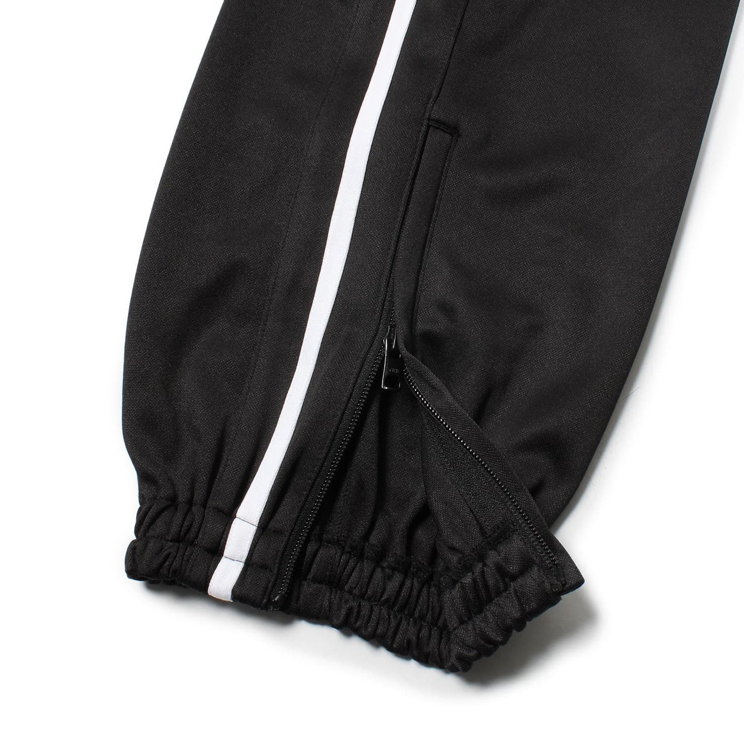 WACKO MARIA(ワコマリア)2026年春夏コレクション「天国東京」から、フットボールブランド「UMBLO(アンブロ)」とのオフィシャルコラボレーショントラックパンツUMBRO / JERSEY TRACK PANTS (TYPE-1) 26SS-WMO-UB04のブラック。アップ3