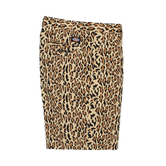 WACKO MARIA(ワコマリア)2026年春夏コレクション「天国東京」から、アメリカで生まれたワークカジュアルブランドDICKIES (ディッキーズ) とのオフィシャルコラボレーションプリーツショートトラウザー DICKIES / LEOPARD PLEATED SHORT TROUSERS 26SS-WMP-DC03を入荷致しました。側面。ワコマリアのオリジナルレオパード柄を施したコットン100%の生地を使用し、WACKO MARIAのパターンメイクで仕上げています。
左後ポケット近辺にディッキーズのタグと「WACKO MARIA」のロゴ刺繍。