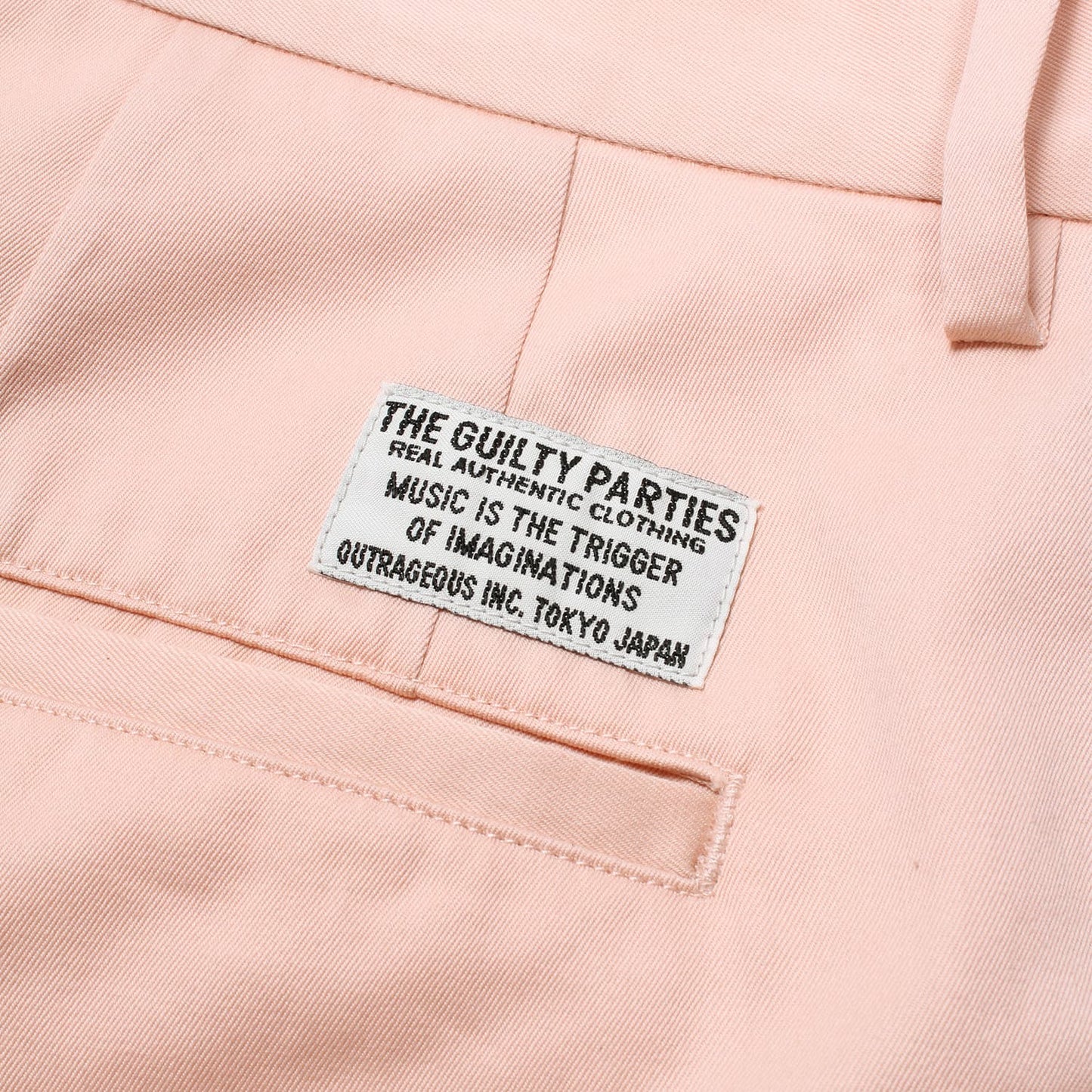 WACKO MARIA(ワコマリア)2026年春夏コレクション「天国東京」から、イタリアの世界的な老舗リネンメーカーSOLBIATI(ソルビアッティ)社とのコラボレーショントラウザー SOLBIATI / DOUBLE PLEATED TROUSERS | 26SS-WMP-PT10のピンク。右後ろポケット付近。