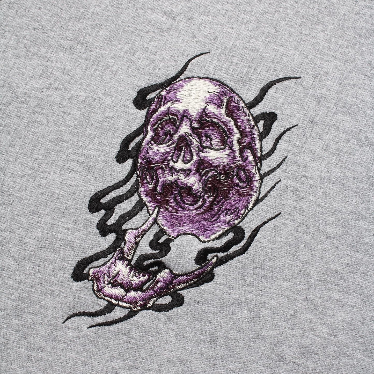 WACKO MARIA(ワコマリア)2025年秋冬コレクション「天国東京」から、日本を代表する東京・渋谷のタトゥースタジオ「56 TATTOO STUDIO」オフィシャルコラボレーションスウェット 56 TATTOO STUDIO / SWEAT SHIRT 56TS-WM-SS04のグレー。左胸刺繍