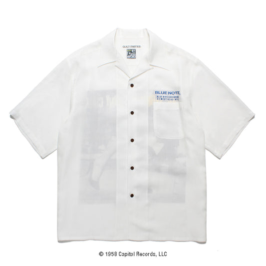 WACKO MARIA2024年春夏コレクション-アメリカの老舗ジャズレーベル「ブルーノートレコード」とのオフィシャルコラボレーションハワイアンシャツ タイプ2 (ホワイト) BLUENOTE-WM-HI02-FRONT 前面左胸ポケット上には「BLUE NOTE」のロゴと、1957年から数年使用されていた当時の住所「47 WEST 63rd NYC」を刺繍