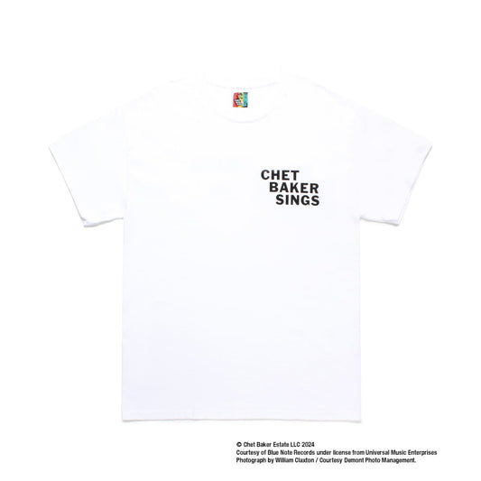 WACKO MARIA(ワコマリア)2024年 秋冬コレクション「天国東京」から、アメリカのトランペット奏者「CHET BAKER(チェット ベイカー)」とのオフィシャルコラボレーションCHET BAKER / CREW NECK T-SHIRT (TYPE-2) CHETBAKER-WM-TEE02。左胸にアルバムタイトル「CHET BAKER SINGS」のロゴをプリント。