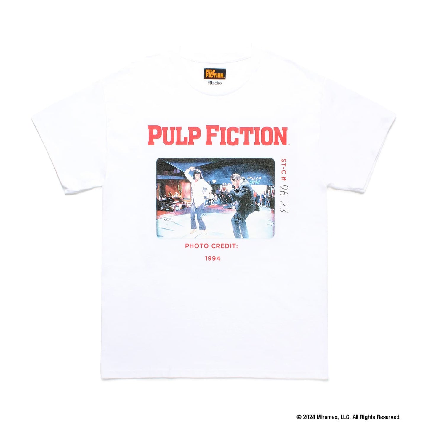 WACKO MARIA(ワコマリア)2024年 秋冬コレクション「天国東京」から、クエンティン・タランティーノ監督作クライムムービー「PULP FICTION(パルプフィクション)」とのオフィシャルコラボレーションTシャツPULP FICTION / T-SHIRT TYPE-4 PF-WM-TEE06のホワイトを入荷致しました。
Alstyle Apparel & Activewear(通称AAA)のTシャツボディを使用し、前面には劇中の一コマをプリント。