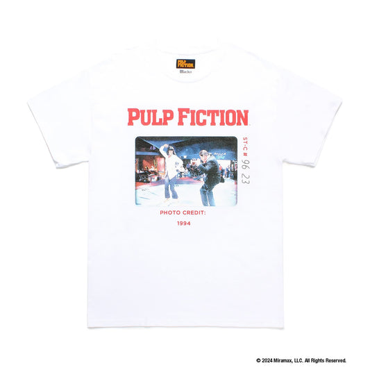 WACKO MARIA(ワコマリア)2024年 秋冬コレクション「天国東京」から、クエンティン・タランティーノ監督作クライムムービー「PULP FICTION(パルプフィクション)」とのオフィシャルコラボレーションTシャツPULP FICTION / T-SHIRT TYPE-4 PF-WM-TEE06のホワイトを入荷致しました。
Alstyle Apparel & Activewear(通称AAA)のTシャツボディを使用し、前面には劇中の一コマをプリント。