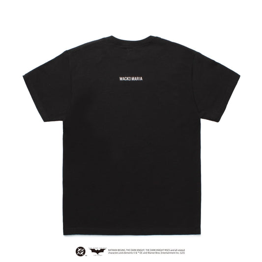 WACKO MARIA(ワコマリア)2025年春夏コレクション「天国東京」から、映画「THE DARK KNIGHT TRILOGY」とのオフィシャルコラボレーションTシャツ、THE DARK KNIGHT TRILOGY / CREW NECK T-SHIRT (TYPE-3) TDKT-WM-TEE03 ブラックを入荷。Alstyle Apparel & Activewear(通称AAA)のTシャツボディーを使用し、背面に「WACKO MARIA」のロゴを刺繍。