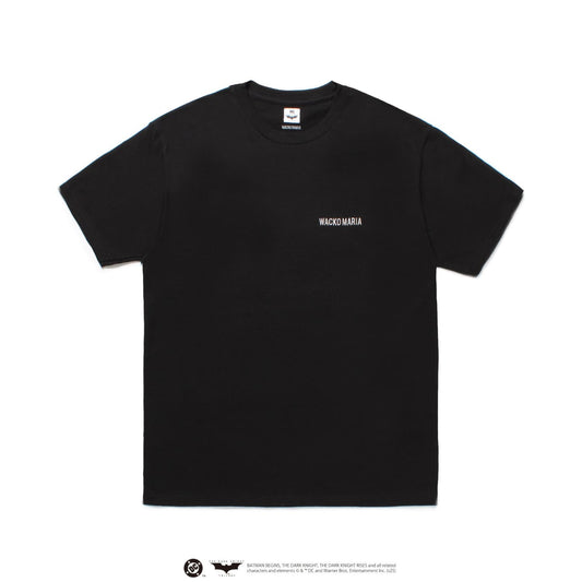 WACKO MARIA(ワコマリア)2025年春夏コレクション「天国東京」から、映画「THE DARK KNIGHT TRILOGY」とのオフィシャルコラボレーションTシャツ、THE DARK KNIGHT TRILOGY / CREW NECK T-SHIRT (TYPE-5) TDKT-WM-TEE05のブラック前面。左胸にはWACKO MARIAのロゴ刺繡