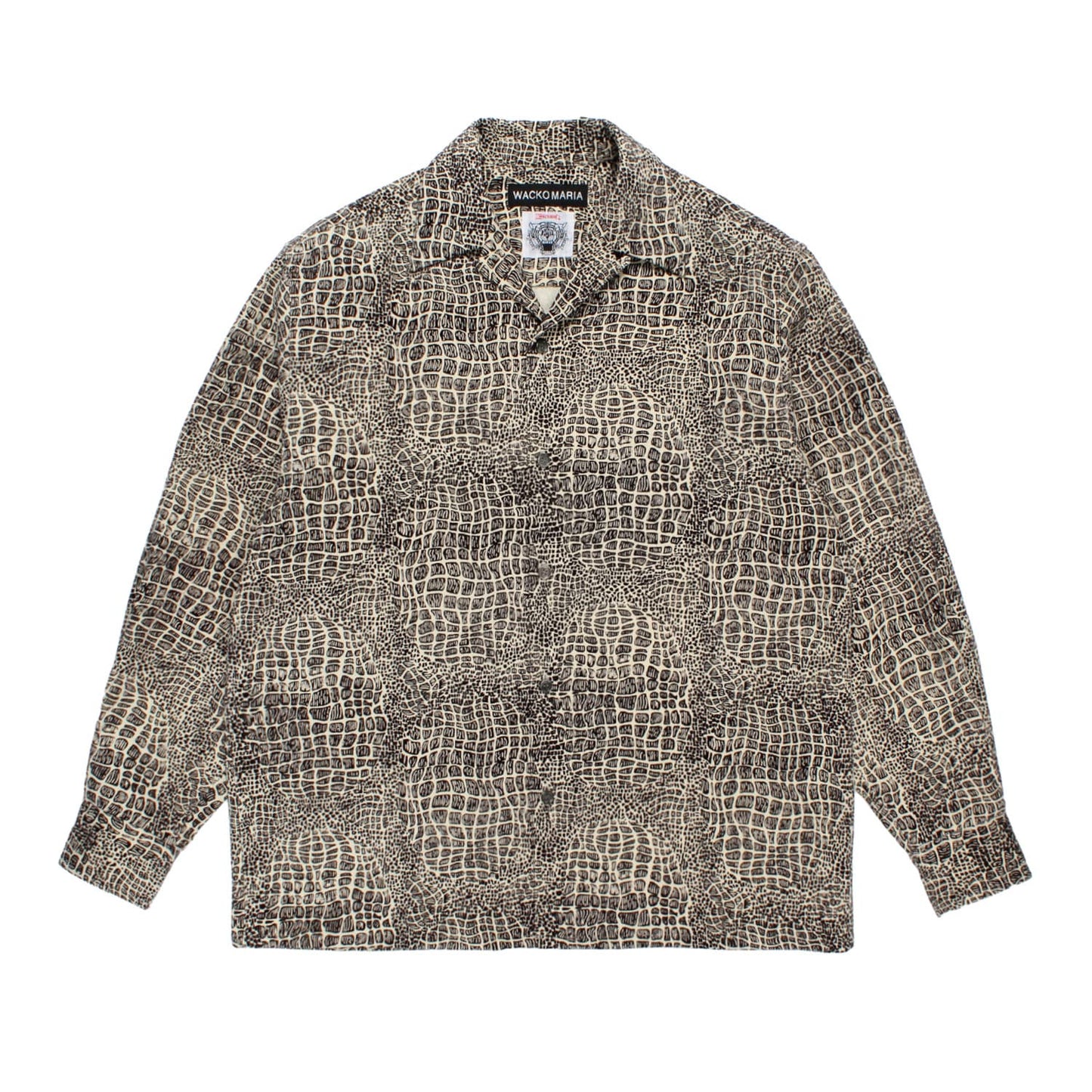 WACKO MARIA(ワコマリア)2026年春夏コレクション「天国東京」から、ヴィンテージレザージャケットやオリジナルアクセサリーを展開する「WOLF`S HEAD(ウルフズヘッド)」と「ワコマリア」のオフィシャルコラボレーション長袖50"s シャツ、WOLF’S HEAD / CORDUROY 50'S OPEN COLLAR SHIRT WOLFSHEAD-WM-OC15前面。コーデュロイ生地全体にクロコダイル柄を配している。
