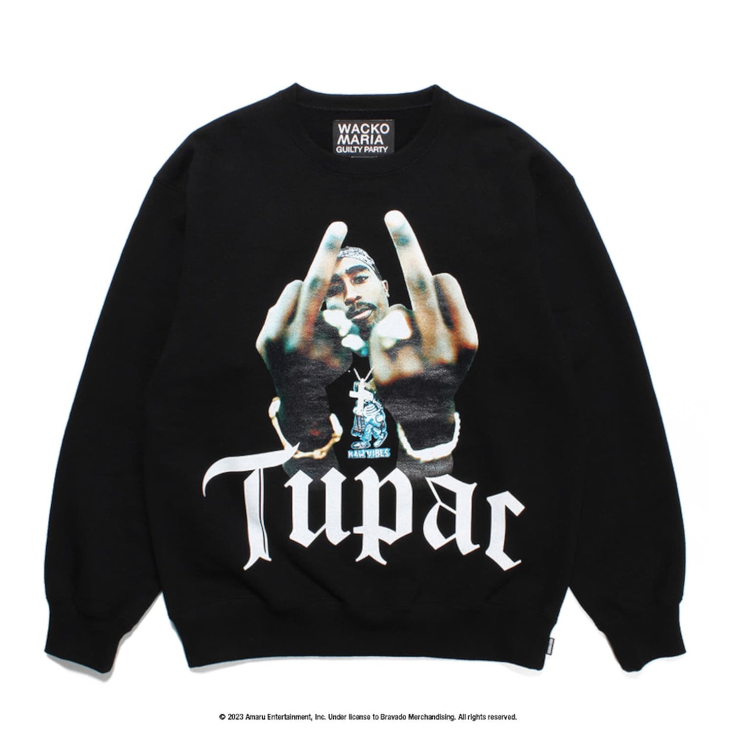ラッパーの「2PAC」とのコラボレーションスウェットシャツ TUPAC-WM-SS01-COLOR ブラックのスウェットシャツのボディー前面に2PACのグラフィックとロゴを大きくプリント