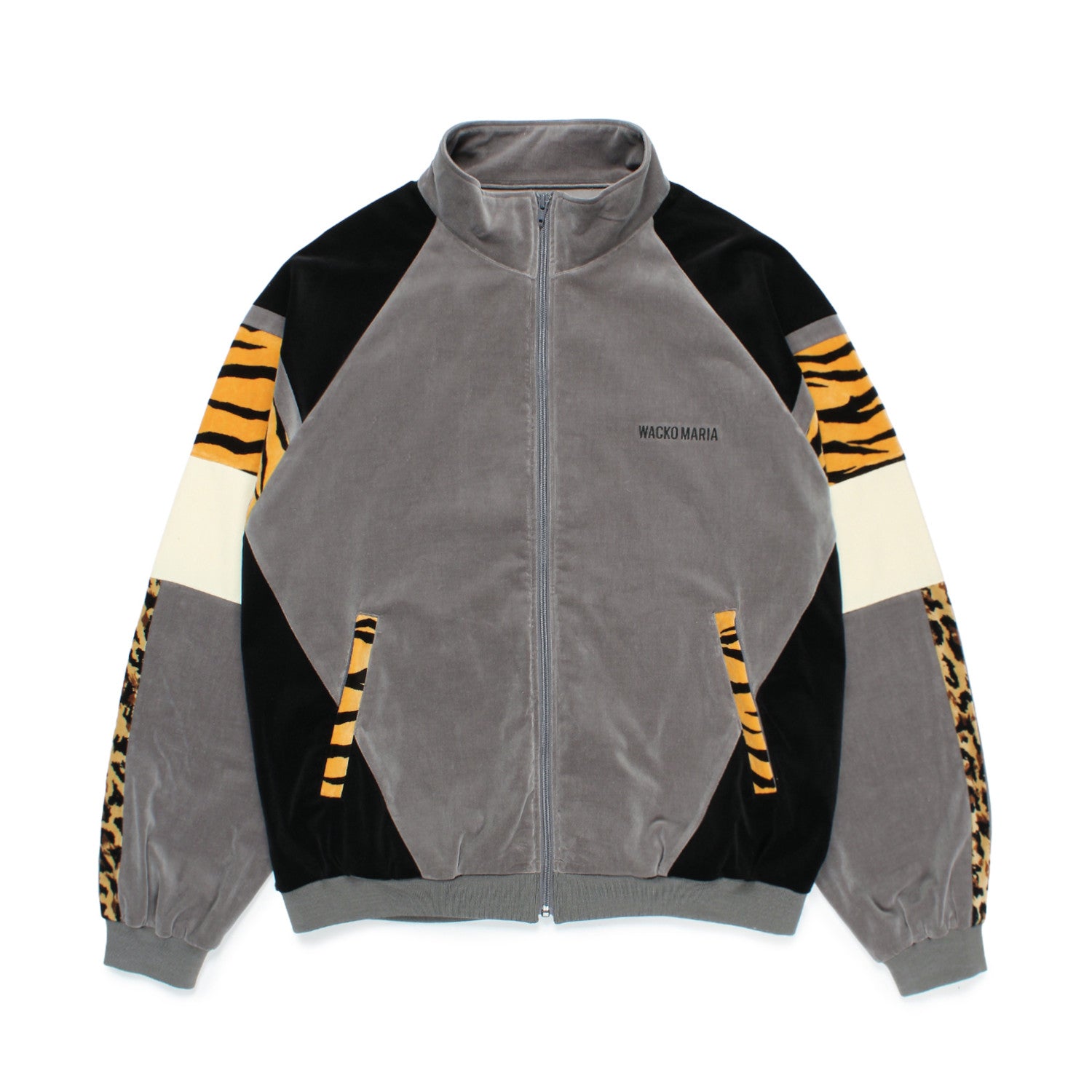 WACKO MARIA（ワコマリア）2025年秋冬コレクション「天国東京」から、VELVETEEN TRACK JACKET 25FW-WMO-TJ03のグレーを入荷致しました。
グレーのベロア生地をベースに、ブラック、ホワイトの切り替えしと、随所にレオパード柄やタイガー柄の生地を用いる事により、色気溢れるアイテムに仕上がっています。
左胸のロゴは刺繍。