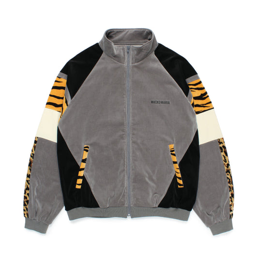 WACKO MARIA（ワコマリア）2025年秋冬コレクション「天国東京」から、VELVETEEN TRACK JACKET 25FW-WMO-TJ03のグレーを入荷致しました。
グレーのベロア生地をベースに、ブラック、ホワイトの切り替えしと、随所にレオパード柄やタイガー柄の生地を用いる事により、色気溢れるアイテムに仕上がっています。
左胸のロゴは刺繍。