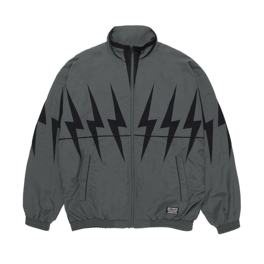 WACKO MARIA（ワコマリア）2025年秋冬コレクション「天国東京」から、NYLON TRACK JACKET (TYPE-2) 25FW-WMO-TJ05のグレーを入荷致しました。

ブラックのナイロン生地をベースに、稲妻型にくり抜いた所を裏からブラックの生地を縫い合わせ、・胸・背中・袖に至るまでジャケット全体に稲妻柄を施したアイテム。
胸から襟にかけても、切り返しのデザインが入っています。
裏地はメッシュ生地。