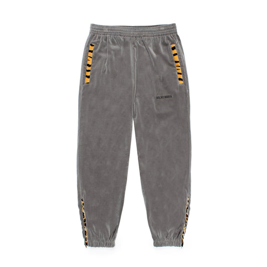 WACKO MARIA（ワコマリア）2025年秋冬コレクション「天国東京」から、VELVETEEN TRACK PANTS (TYPE-3) 25FW-WMO-TP03のグレーを入荷致しました。グレーのベロア生地をベースに、ブラック、ホワイトの切り替えしと、随所にレオパード柄やタイガー柄の生地を用いる事により、色気溢れるアイテムに仕上がっています。
左ももに「WACKO MARIA」のロゴは刺繍。