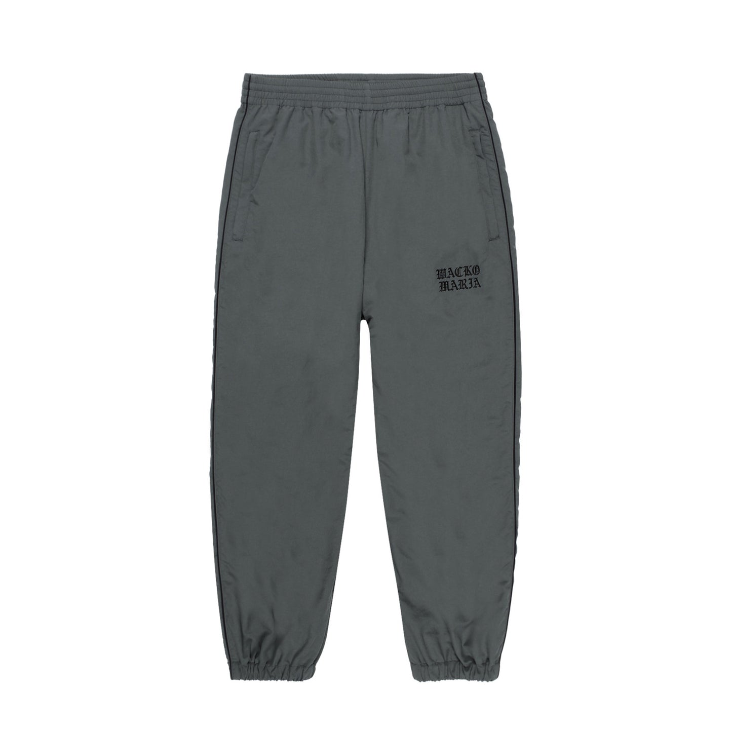 WACKO MARIA（ワコマリア）2025年秋冬コレクション「天国東京」から、NYLON TRACK PANTS (TYPE-2) 25FW-WMO-TP05のグレーを入荷致しました。

グレーのナイロン生地をベースに、サイドにブラックのパイピング。
ウエストはゴムとドローストリングで調整できます。
裾はゴムとファスナー付き。
左ももに「WACKO MARIA」のロゴ刺繍。