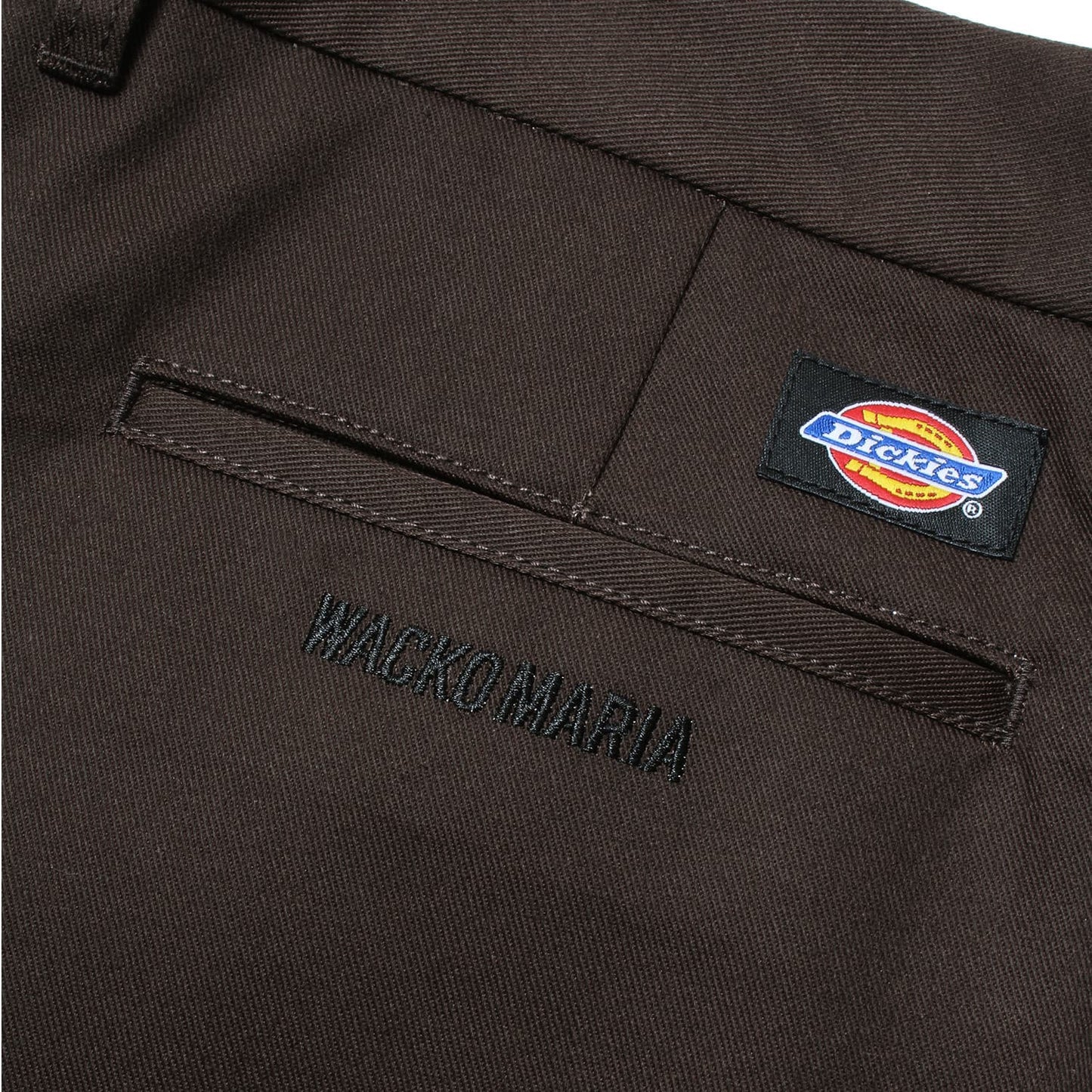 WACKO MARIA（ワコマリア）2025年秋冬コレクション「天国東京」から、アメリカで生まれたワークカジュアルブランドDICKIES (ディッキーズ) とのオフィシャルコラボレーションプリーツトラウザー DICKIES / PLEATED TROUSERS 25FW-WMP-DC01のブラウンを入荷致しました。後右ポケット
