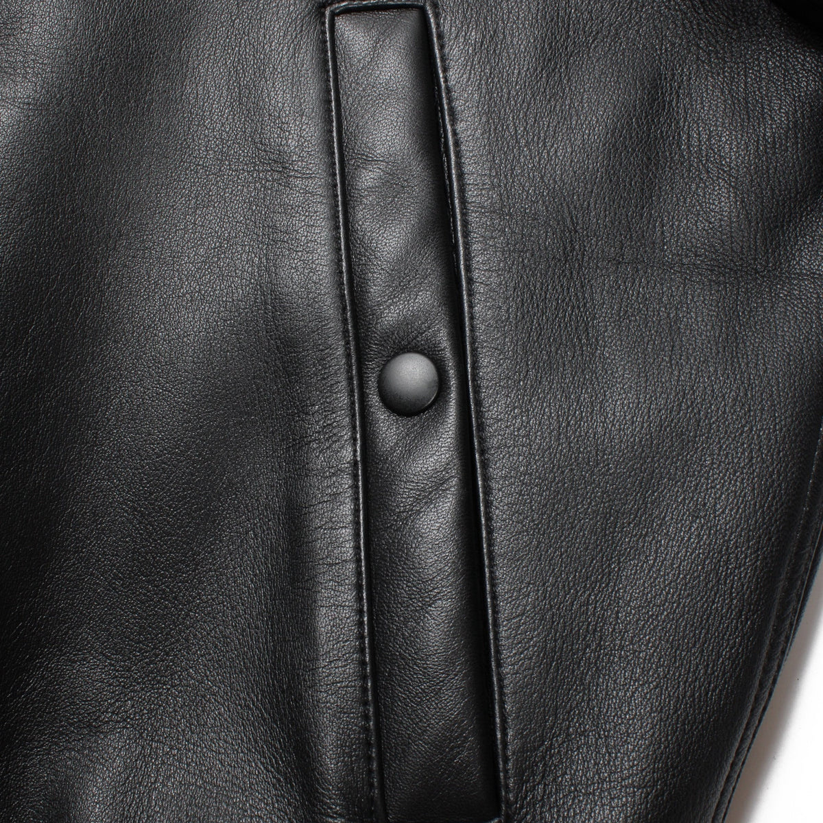WACKO MARIA（ワコマリア）2026年秋冬先行コレクションから、LEATHER MA-1 FLIGHT JACKET (TYPE-2) 26FWE-WMO-BL02 ポケット付近