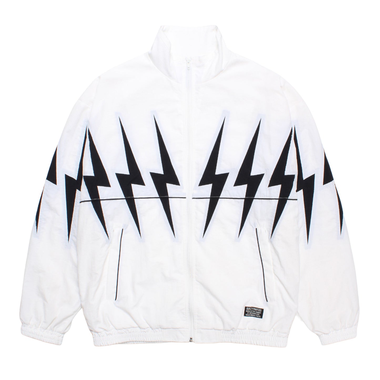 WACKO MARIA（ワコマリア）2026年秋冬先行コレクションから、NYLON TRACK JACKET (TYPE-3) 26FWE-WMO-TJ03のホワイトを入荷致しました。ホワイトのナイロン生地をベースに、稲妻型にくり抜いた所を裏からブラックの生地を縫い合わせ、・胸・背中・袖に至るまでジャケット全体に稲妻柄を施したアイテム。胸から襟にかけても、切り返しのデザインが入っています。
裏地はメッシュ生地。