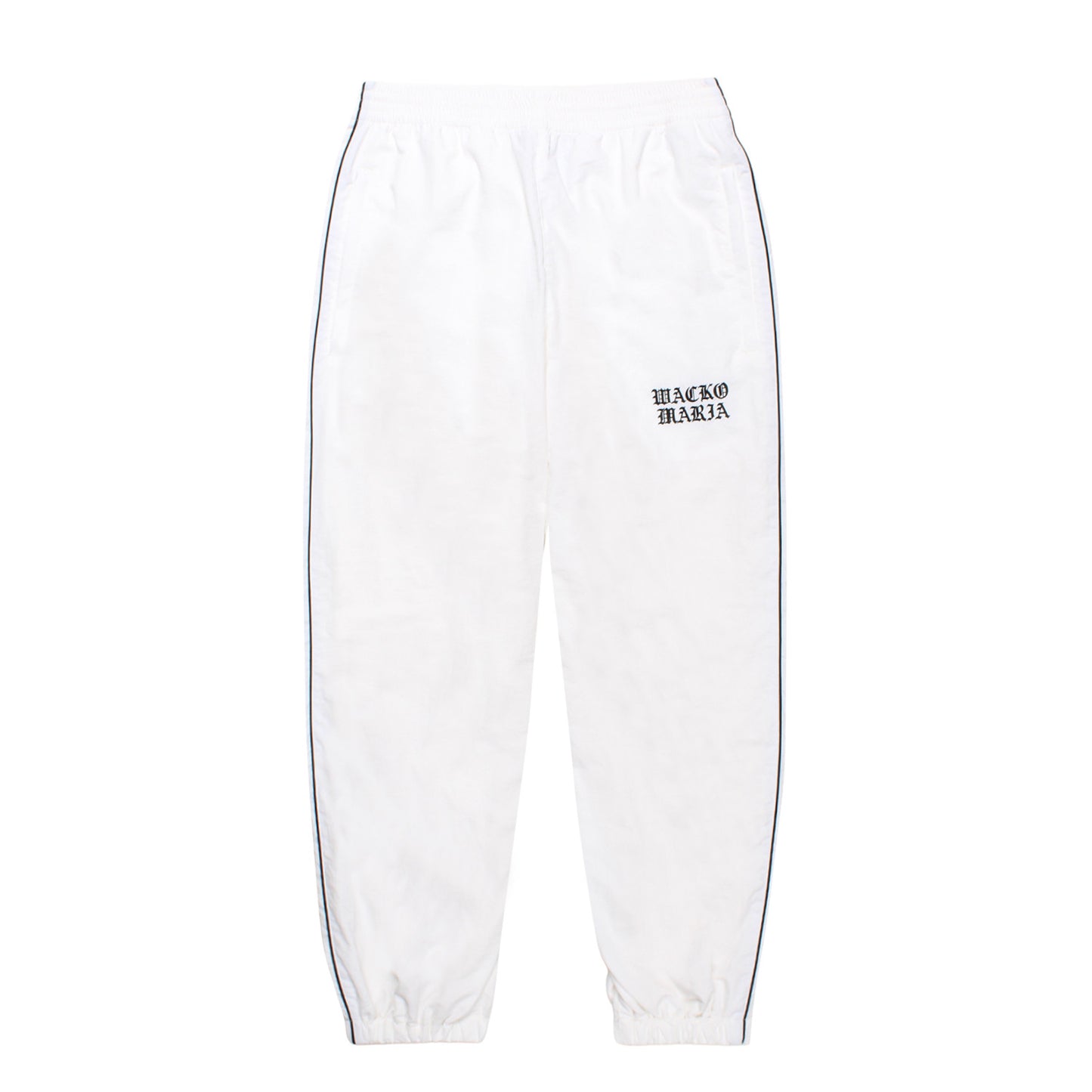 WACKO MARIA（ワコマリア）2026年秋冬先行コレクションから、NYLON TRACK PANTS (TYPE-3)&nbsp; 26FWE-WMO-TP03のホワイトを入荷致しました。ホワイトのナイロン生地をベースに、サイドにブラックのパイピング。ウエストはゴムとドローストリングで調整できます。
裾はゴムとファスナー付き。左ももに「WACKO MARIA」のロゴ刺繍。