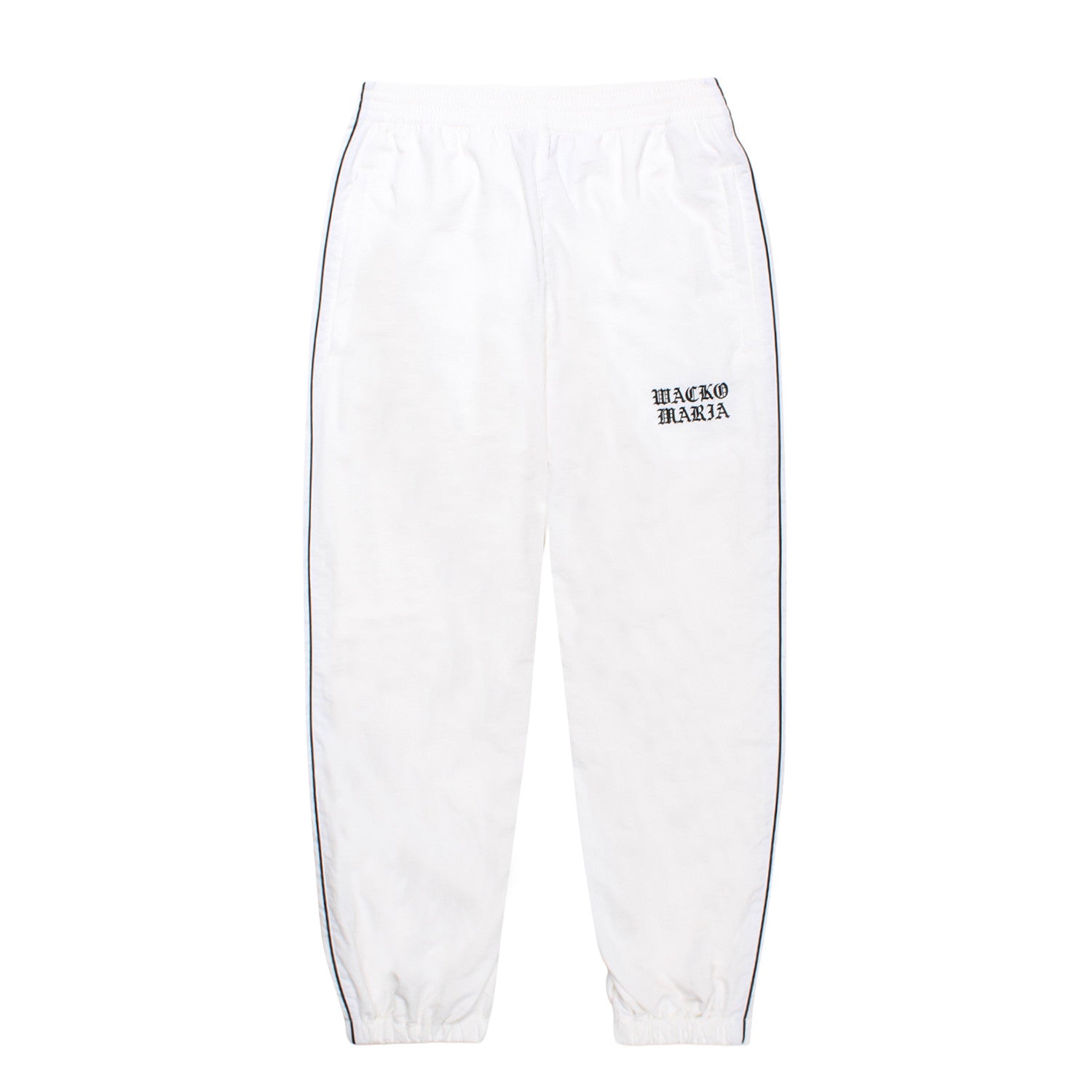 WACKO MARIA（ワコマリア）2026年秋冬先行コレクションから、NYLON TRACK PANTS (TYPE-3)&nbsp; 26FWE-WMO-TP03のホワイトを入荷致しました。ホワイトのナイロン生地をベースに、サイドにブラックのパイピング。ウエストはゴムとドローストリングで調整できます。
裾はゴムとファスナー付き。左ももに「WACKO MARIA」のロゴ刺繍。