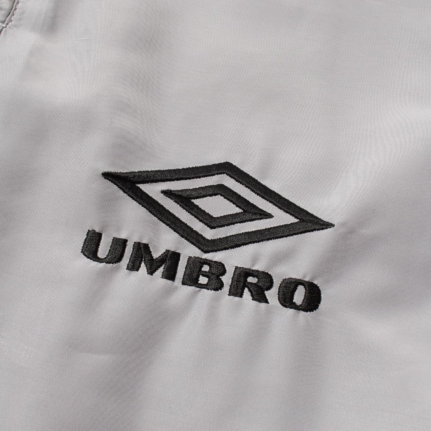 WACKO MARIA（ワコマリア）2026年春夏コレクション「天国東京」から、フットボールブランド「UMBLO（アンブロ）」とのオフィシャルコラボレーショントラックパンツUMBR TRACK PANTS (TYPE-1) 26SS-WMO-UB02のグレー。アップ2