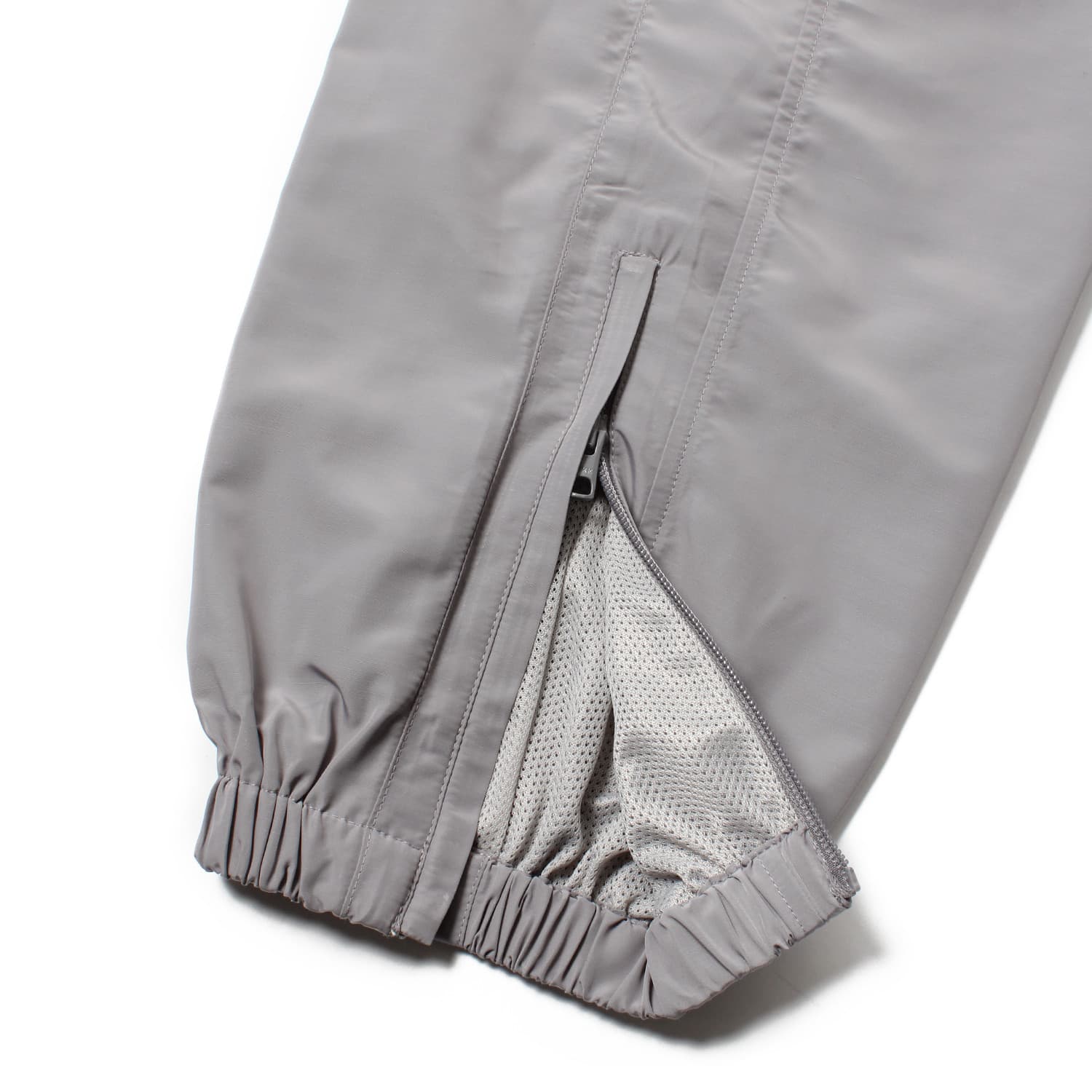 アンブロコラボ ナイロントラックパンツ (タイプ1) 26SS-WMO-UB02