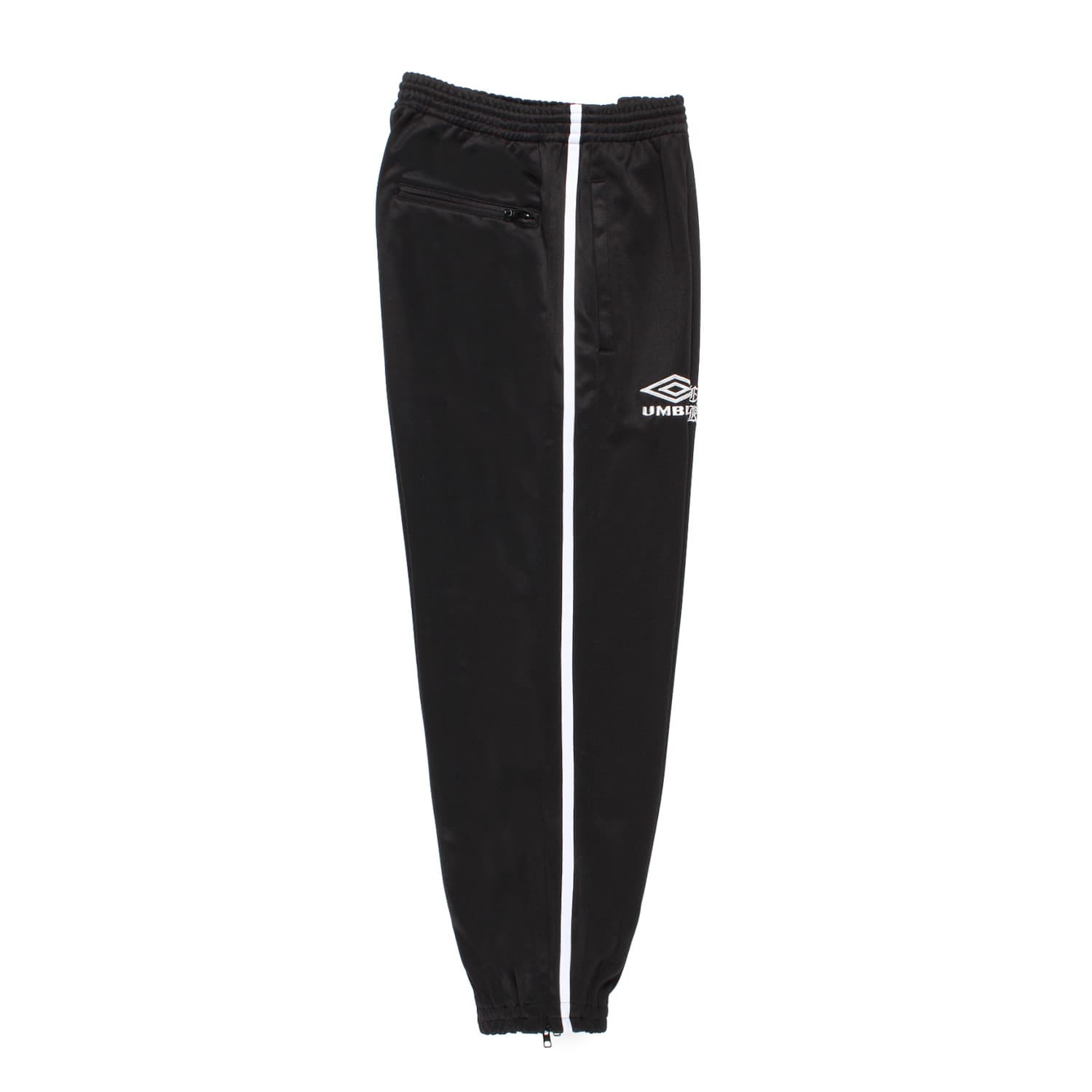 WACKO MARIA（ワコマリア）2026年春夏コレクション「天国東京」から、フットボールブランド「UMBLO（アンブロ）」とのオフィシャルコラボレーショントラックパンツUMBRO / JERSEY TRACK PANTS (TYPE-1) 26SS-WMO-UB04のブラック。側面