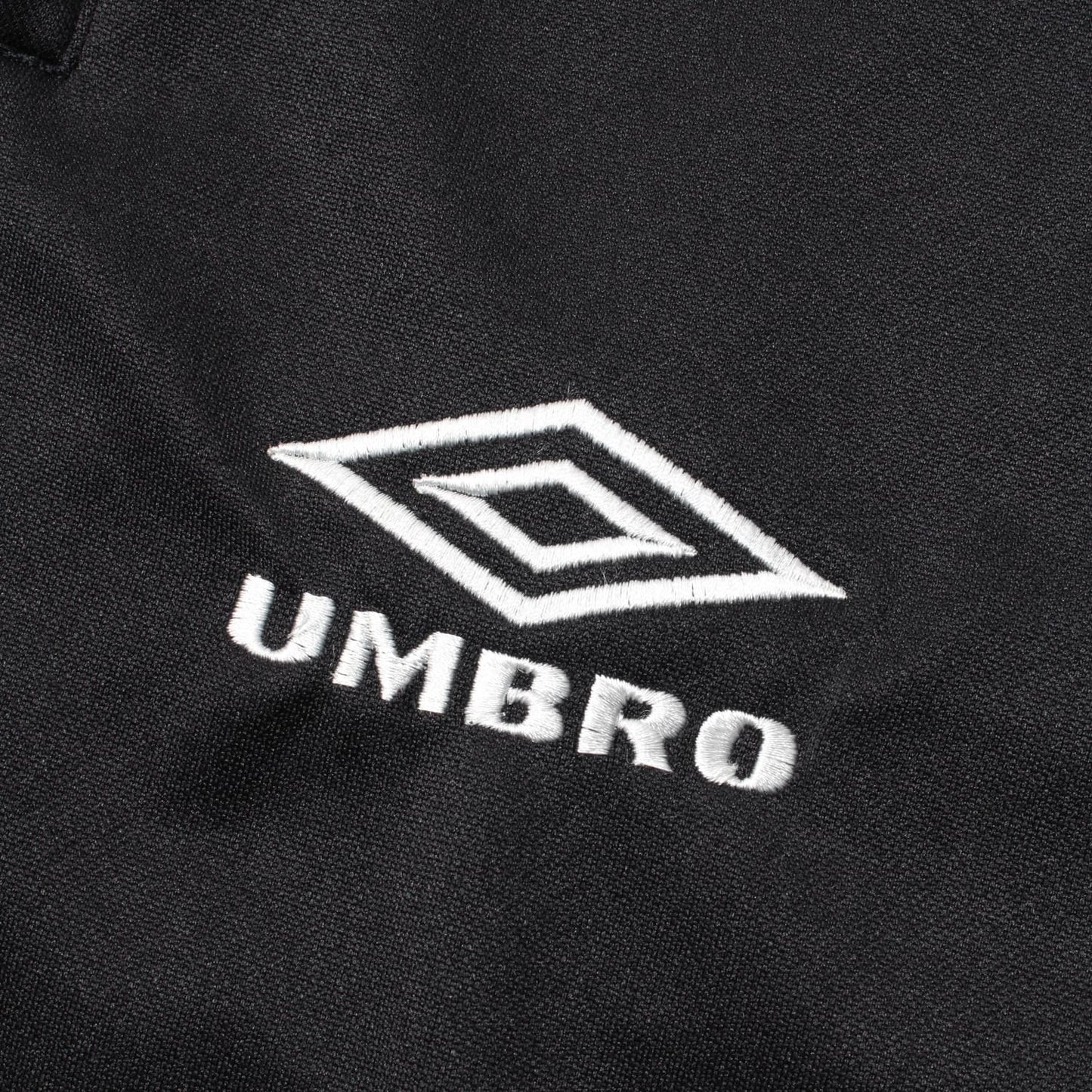 WACKO MARIA（ワコマリア）2026年春夏コレクション「天国東京」から、フットボールブランド「UMBLO（アンブロ）」とのオフィシャルコラボレーショントラックパンツUMBRO / JERSEY TRACK PANTS (TYPE-1) 26SS-WMO-UB04のブラック。アップ1