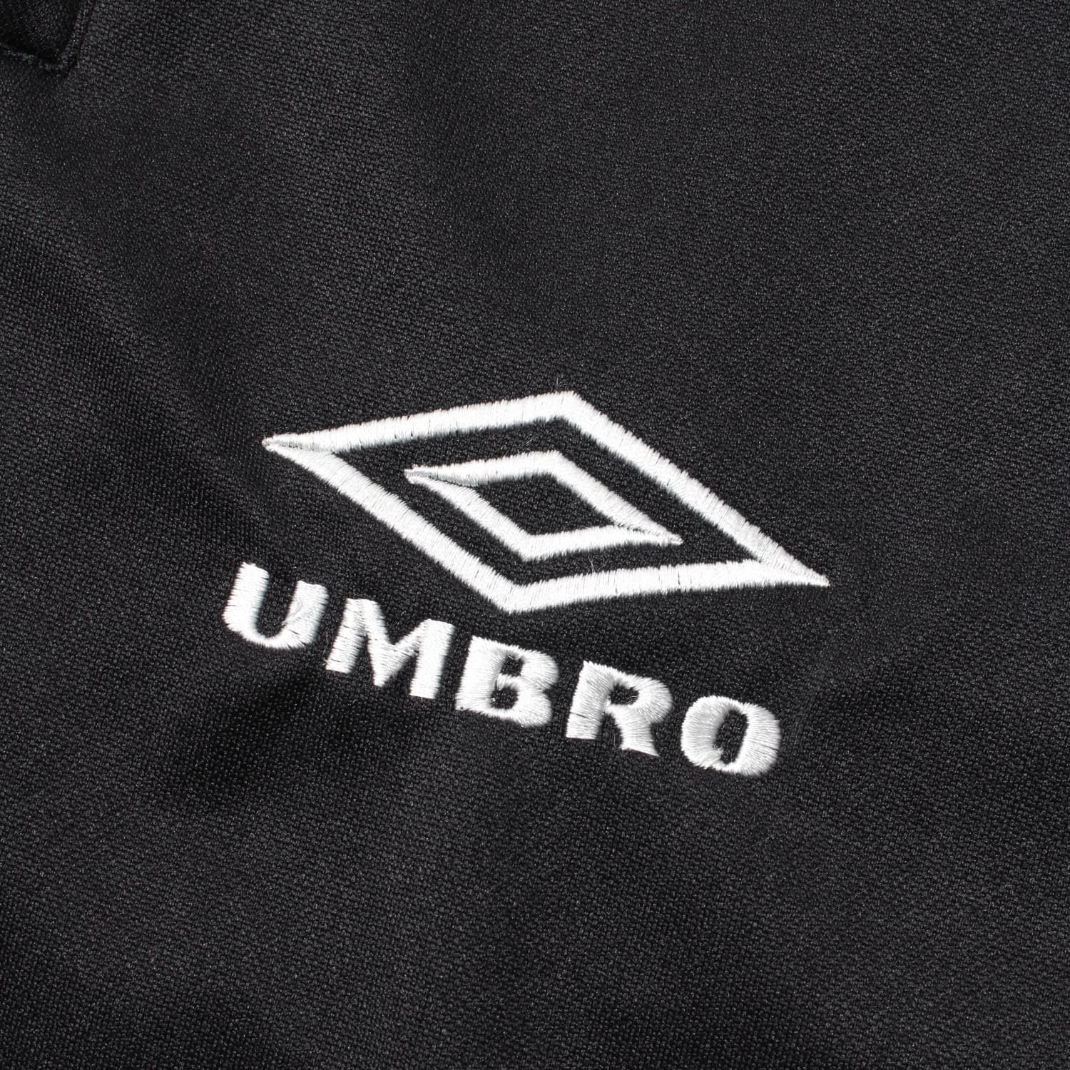 WACKO MARIA（ワコマリア）2026年春夏コレクション「天国東京」から、フットボールブランド「UMBLO（アンブロ）」とのオフィシャルコラボレーショントラックパンツUMBRO / JERSEY TRACK PANTS (TYPE-1) 26SS-WMO-UB04のブラック。アップ1