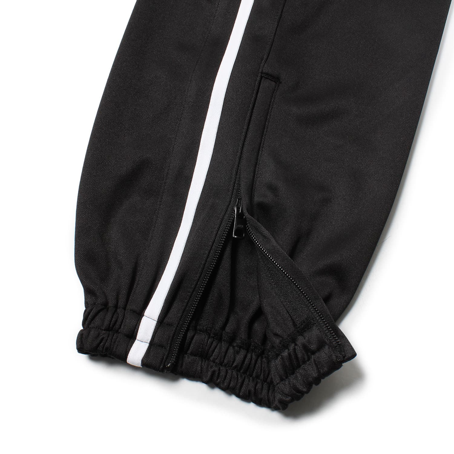 WACKO MARIA（ワコマリア）2026年春夏コレクション「天国東京」から、フットボールブランド「UMBLO（アンブロ）」とのオフィシャルコラボレーショントラックパンツUMBRO / JERSEY TRACK PANTS (TYPE-1) 26SS-WMO-UB04のブラック。アップ3