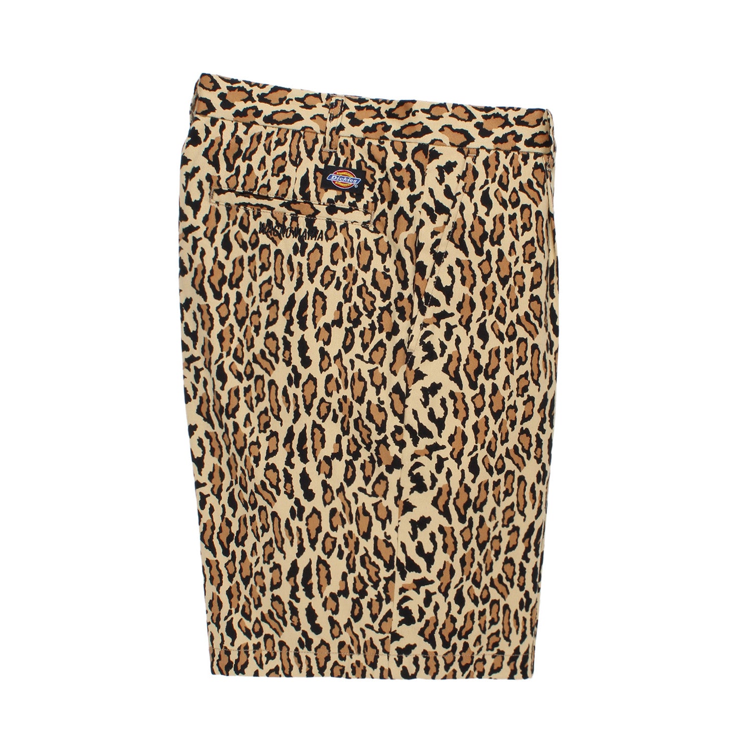 WACKO MARIA（ワコマリア）2026年春夏コレクション「天国東京」から、アメリカで生まれたワークカジュアルブランドDICKIES (ディッキーズ) とのオフィシャルコラボレーションプリーツショートトラウザー DICKIES / LEOPARD PLEATED SHORT TROUSERS 26SS-WMP-DC03を入荷致しました。側面。ワコマリアのオリジナルレオパード柄を施したコットン100％の生地を使用し、WACKO MARIAのパターンメイクで仕上げています。
左後ポケット近辺にディッキーズのタグと「WACKO MARIA」のロゴ刺繍。