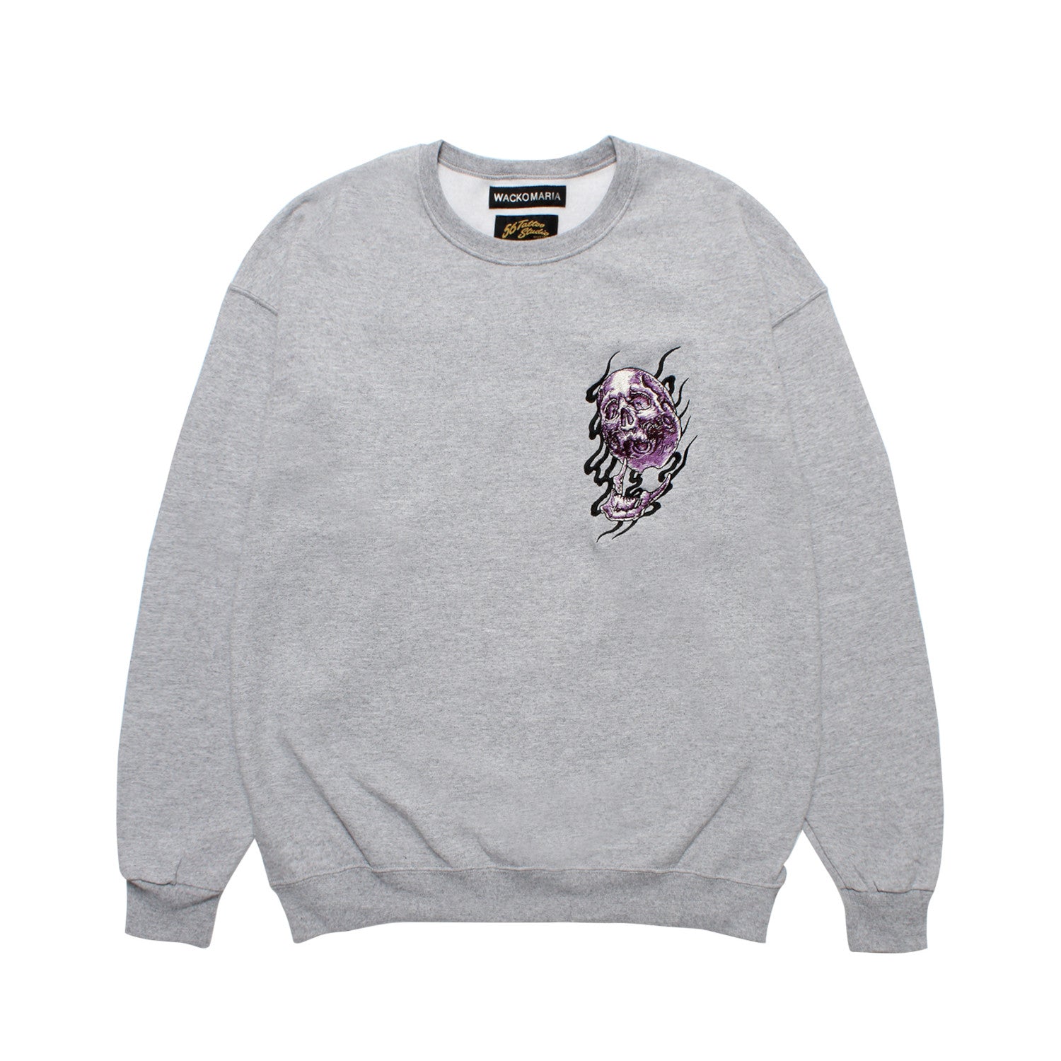 WACKO MARIA（ワコマリア）2025年秋冬コレクション「天国東京」から、日本を代表する東京・渋谷のタトゥースタジオ「56 TATTOO STUDIO」オフィシャルコラボレーションスウェット 56 TATTOO STUDIO / SWEAT SHIRT 56TS-WM-SS04のグレーを入荷致しました。

「JERZEES」のボディを使用。左胸はスカルとグラフィックを刺繍したスウェットシャツ。
ゆったりとしたシルエットに仕上げています。　