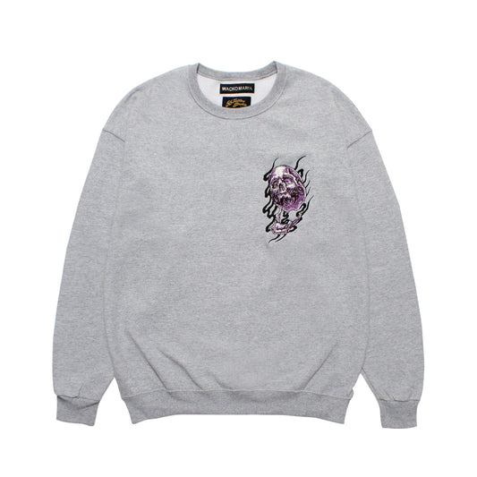 WACKO MARIA（ワコマリア）2025年秋冬コレクション「天国東京」から、日本を代表する東京・渋谷のタトゥースタジオ「56 TATTOO STUDIO」オフィシャルコラボレーションスウェット 56 TATTOO STUDIO / SWEAT SHIRT 56TS-WM-SS04のグレーを入荷致しました。

「JERZEES」のボディを使用。左胸はスカルとグラフィックを刺繍したスウェットシャツ。
ゆったりとしたシルエットに仕上げています。　
