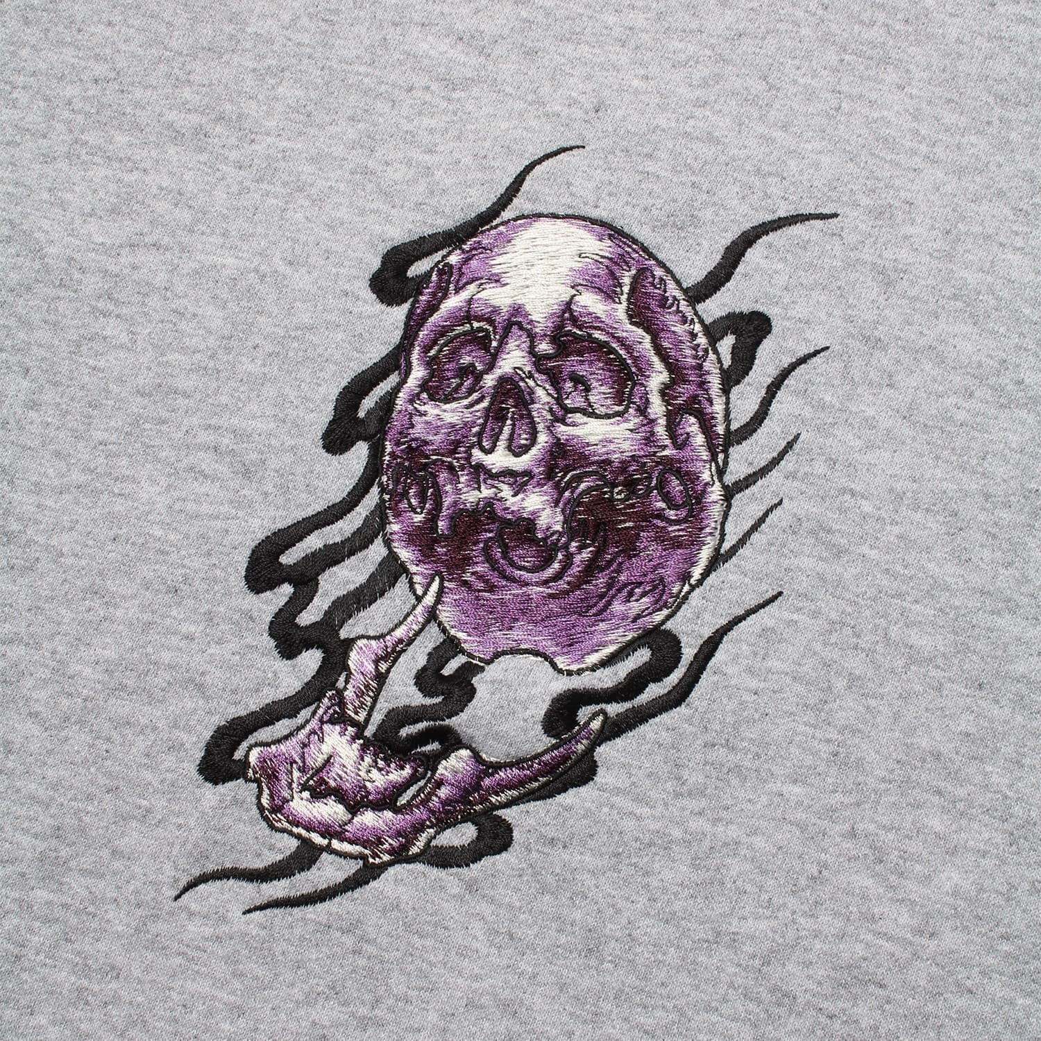 WACKO MARIA（ワコマリア）2025年秋冬コレクション「天国東京」から、日本を代表する東京・渋谷のタトゥースタジオ「56 TATTOO STUDIO」オフィシャルコラボレーションスウェット 56 TATTOO STUDIO / SWEAT SHIRT 56TS-WM-SS04のグレー。左胸刺繍
