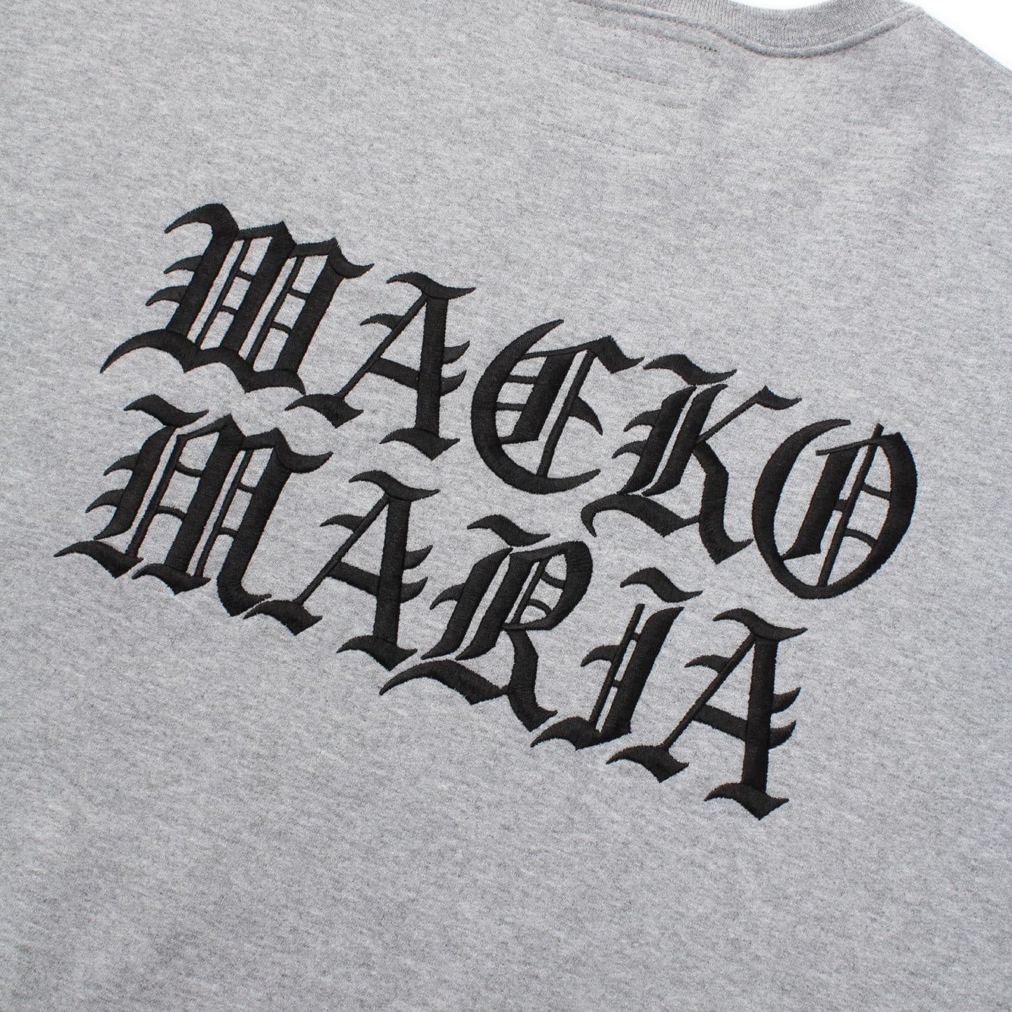 WACKO MARIA（ワコマリア）2025年秋冬コレクション「天国東京」から、日本を代表する東京・渋谷のタトゥースタジオ「56 TATTOO STUDIO」オフィシャルコラボレーションスウェット 56 TATTOO STUDIO / SWEAT SHIRT 56TS-WM-SS04のグレー。背面刺繍