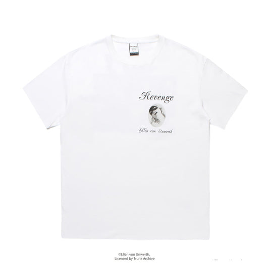 WACKO MARIA(ワコマリア)2025年春夏コレクション「天国東京」から、ドイツの写真家ELLEN VON UNWERTH(エレン・フォン・アンワース)とのオフィシャルコラボレーションTシャツ、ELLEN VON UNWERTH / WASHED HEAVY WEIGHT CREW NECK T-SHIRT (TYPE-2) EVU-WM-WT02のホワイト前面。製品洗い加工を施したヘビーウエイトTシャツボディーを使用し、左胸にELLEN VON UNWERTHの写真集「Revenge」のグラフィックをプリント。