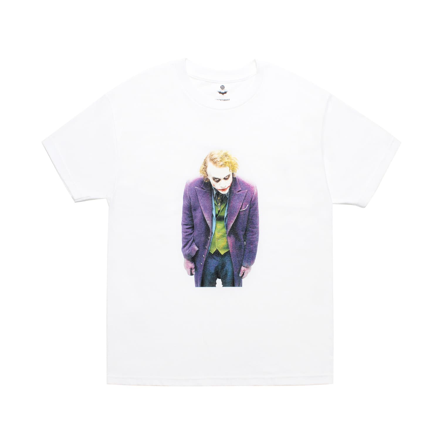WACKO MARIA(ワコマリア)2025年秋冬先行コレクションから、映画「THE DARK KNIGHT TRILOGY」とのオフィシャルコラボレーションTシャツ、THE DARK KNIGHT TRILOGY / T-SHIRT (TYPE-1) TDKT-WM-TEE09のホワイト。前面にジョーカーのグラフィックをプリント。