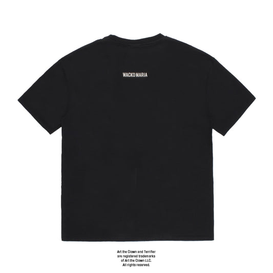 WACKO MARIA（ワコマリア）2026年春夏コレクション「天国東京」から、スラッシャーホラー映画「TERRIFIER（テリファー）」とのオフィシャルコラボレーションTシャツ、TERRIFIER / WASHED HEAVY WEIGHT T-SHIRT (TYPE-1) TERRIFIER-WM-WT05。背面。ロゴは刺繍。