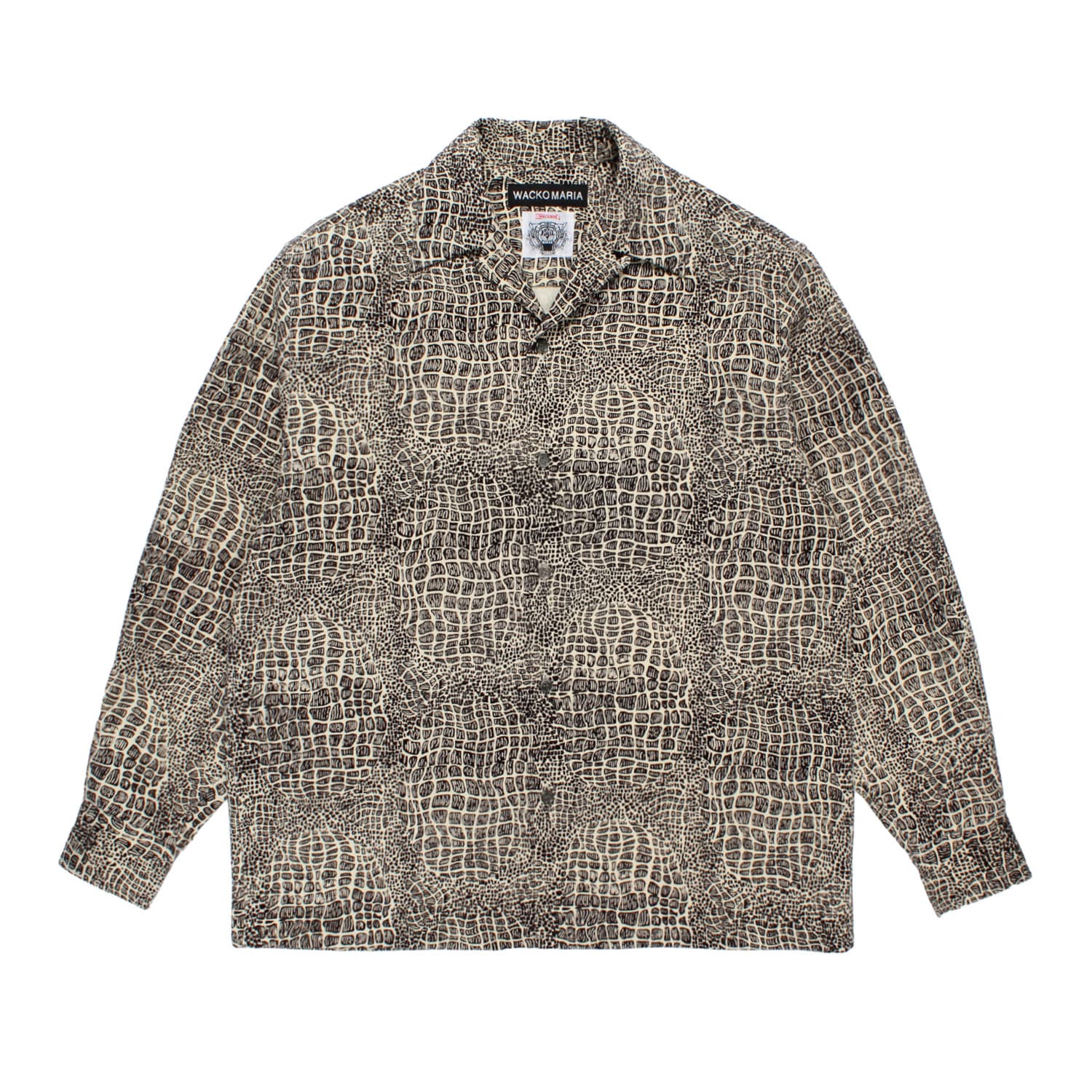 WACKO MARIA(ワコマリア)2026年春夏コレクション「天国東京」から、ヴィンテージレザージャケットやオリジナルアクセサリーを展開する「WOLF`S HEAD(ウルフズヘッド)」と「ワコマリア」のオフィシャルコラボレーション長袖50"s シャツ、WOLF’S HEAD / CORDUROY 50'S OPEN COLLAR SHIRT WOLFSHEAD-WM-OC15前面。コーデュロイ生地全体にクロコダイル柄を配している。